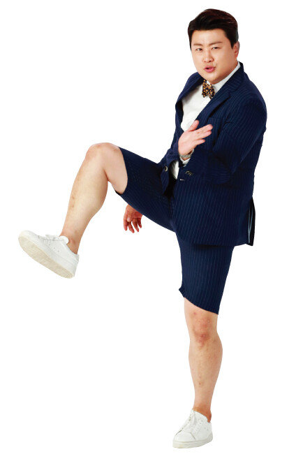 지난해 6월 13일 경기 파주시의 한 스튜디오에서 광고 촬영에 한창인 김호중. [뉴스1]