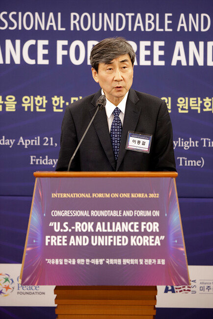 이종걸 민족화해협력범국민협의회 대표상임의장은 “한미동맹의 절대적 강화를 견지하면서 중‧러 관계는 상황에 맞는 선택적 자세를 취해야 한다”고 강조했다. [2022 원코리아국제포럼]