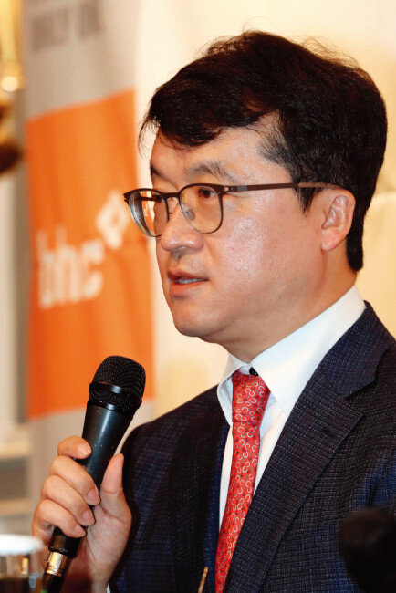 4월 13일 열린 ‘bhc 2018 성과공유경영 실천 기자간담회’에 참석한 박현종 bhc 회장. [뉴시스]