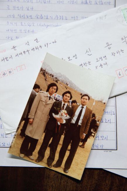 신용락 변호사가 1981년 2월 10일 국민의힘 윤석열 대선 후보로부터 받은 편지와 윤 후보와 함께 찍은 서울 충암고 3학년 3반 3총사 사진. [지호영]