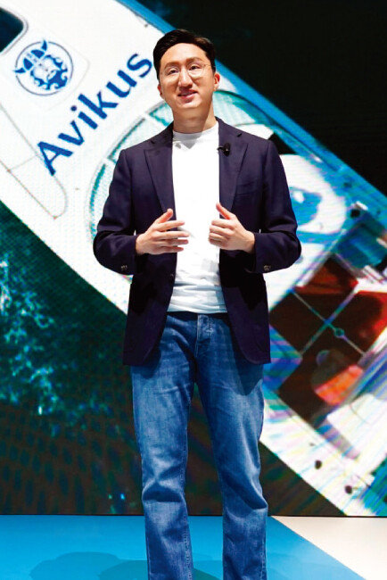 1월 5일(현지 시간) 미국 라스베이거스에서 열린 ‘CES 2022’에서 정기선 HD현대·한국조선해양 사장이 그룹의 미래비전인 ‘퓨처빌더(Future Builder)’를 소개하고 있다. [사진 제공 · 현대중공업그룹]