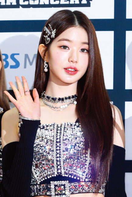 Z세대 사이에서 유행하는 아이브 장원영의 메이크업. [뉴시스]