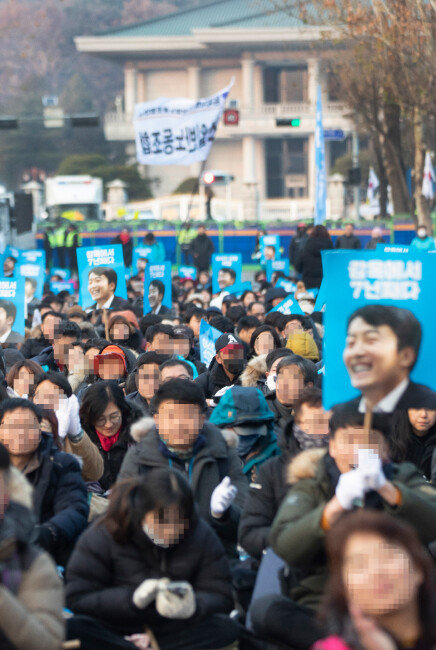 2019년 12월 7일 청와대 앞, ‘이석기 의원 내란음모 사건 피해자 한국구명위원회’ 회원들이 이 전 의원 석방을 요구하는 집회를 열고 있다. 