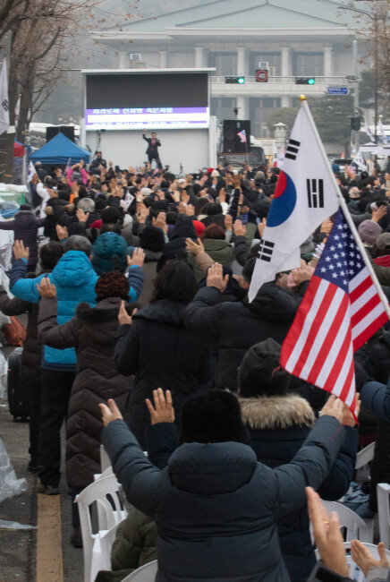 2019년 12월 9일 청와대 앞, ‘문재인 하야 범국민투쟁본부’ 측 기독교 신도들이 도로를 점거하고 기도회를 열고 있다.