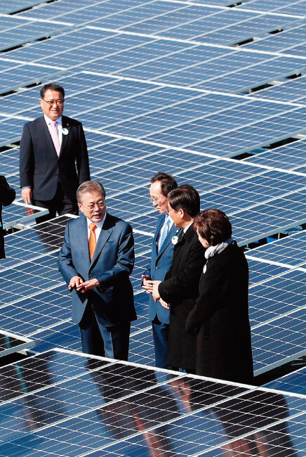 지난해 10월 30일 문재인 대통령이 전북 군산시에서 열린 ‘새만금 재생에너지 비전 선포식’ 행사를 마치고 수상태양광 시설을 살펴보고 있다. [청와대사진기자단]