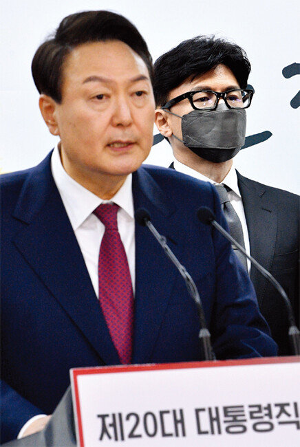 윤석열 대통령 당선인은 최측근인 한동훈 사법연수원 부원장(오른쪽)을 법무부 장관 후보자로 지명했다. [동아DB]