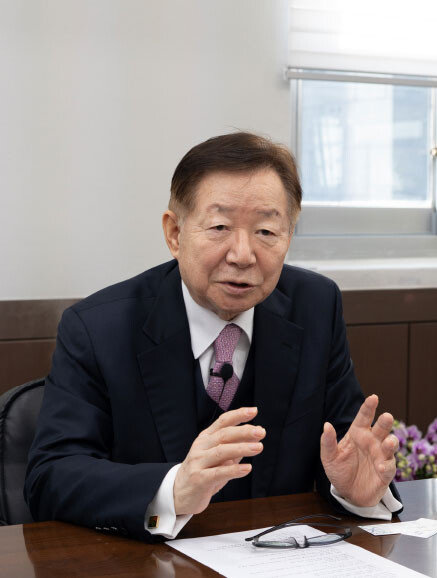성낙인 전 서울대 총장이 
3월 11일 서울 강남구 ‘자녀 안심하고 학교보내기운동 국민재단’ 사무실에서 ‘신동아’와 인터뷰하고 있다. 홍태식 객원기자