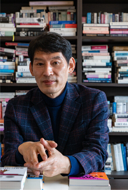 박성민 정치컨설팅그룹 ‘민’ 대표는 “현재 더불어민주당은 집권당, 586세대 중심 정당이라는 ‘이중 기득권’의 늪에 빠져 있다”고 지적했다. [홍태식]
