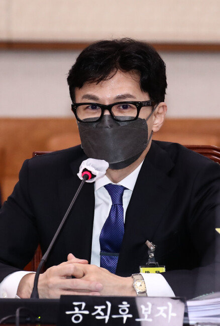 한동훈 법무부 장관 후보자가 5월 9일 서울 여의도 국회에서 열린 인사청문회에서 의원 질의에 답변하고 있다. [뉴스1]
