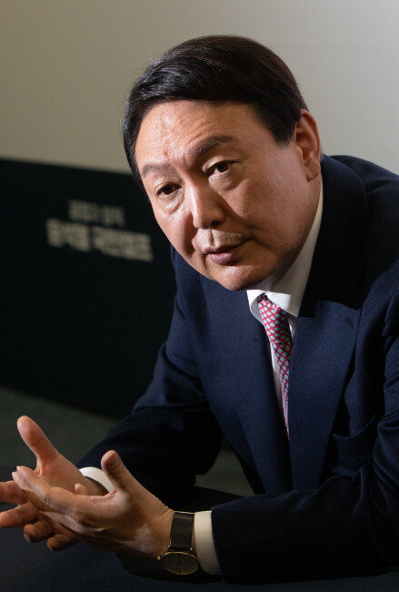 윤석열 국민의힘 대선후보가 11월 12일 서울 광화문 이마빌딩에서 ‘신동아’와 인터뷰하고 있다. [박해윤 기자]