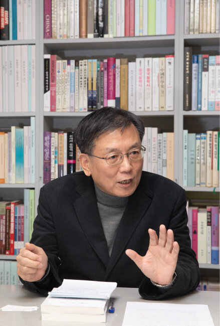2021년 12월 9일 서울 동작구 자신의 연구실에서 만난 윤소영 전 한신대 경제학부 교수. [박해윤 기자]