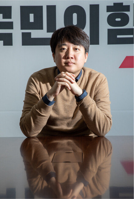 이준석 국민의힘 대표가 1월 10일 국회 본청 국민의힘 당대표실에서 ‘신동아’와 인터뷰한 뒤 사진 촬영을 위해 포즈를 취했다. [조영철 기자]