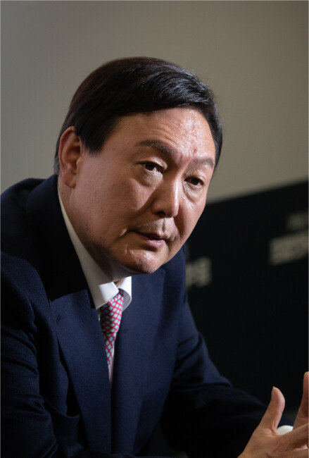 윤석열 대통령 당선인이 국민의힘 대선후보 시절이던 지난해 11월 12일 서울 광화문 이마빌딩에서 ‘신동아’와 인터뷰하고 있다. [박해윤 기자]