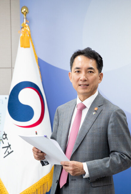 6월 8일 ‘신동아’와 인터뷰 후 사진 촬영을 위해 포즈를 취한 박민식 국가보훈처장. [지호영 기자]