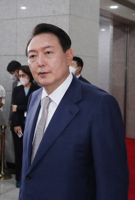 7월 8일 윤석열 대통령이 서울 용산 대통령실에서 열린 도어스테핑에서 취재진 질의에 답하고 있다. [뉴스1]