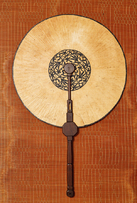 당초문륜선(唐草紋輪扇). 조선시대 후기. 부채의 가운데 당초문(덩굴풀) 무늬를 넣었다.