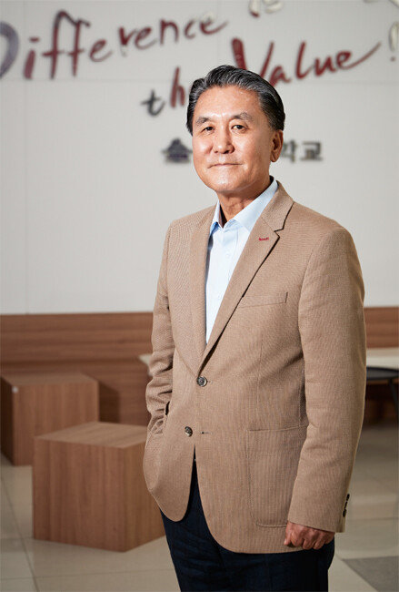 유진선 이사장은 ‘다름의 가치’를 강조한 ‘Difference is the value’를 설립 정신으로 꼽는다. [홍중식 기자]