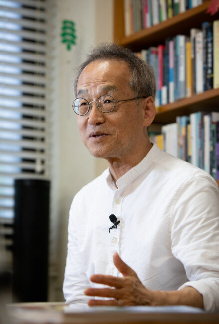 최재천 이화여대 에코과학부 석좌교수의 명함에는 이화여대 교수, 통섭아카데미 대표, 생명다양성재단 이사장, 국회기후변화포럼 공동대표 등 4개의 직함이 새겨져 있다. 칸이 적어 채 적지 못한 직함도 여럿일 정도로 다양한 활동을 하는 생물학자다. [박해윤 기자]