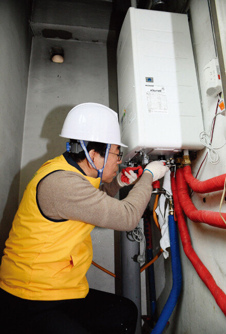 지난해 12월 25일 관악구 동명아동복지센터 보일러 교체 당시 박원순 서울시장이 상태를 점검하고 있는 모습. [사진 제공 · 서울시]