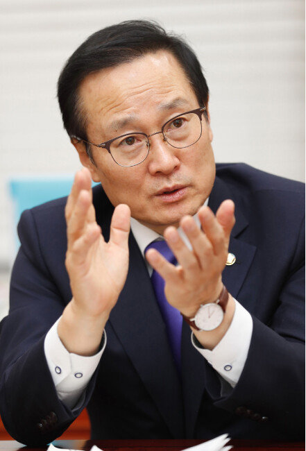 홍영표 원내대표는 “김정은 위원장의 서울 답방은 큰 의미가 있다”고 말했다. [김형우 기자]
