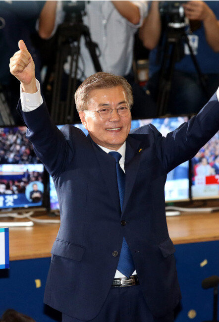 2017년 5월 9일 서울 여의도 국회 의원회관 대회의실에 마련된 개표상황실에서 문재인 대통령 당선자가 인사하고 있다. [동아DB]