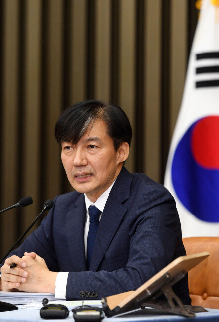 조국 법무부 장관 후보자가 9월 2일 오후 서울 여의도 국회에서 열린 기자간담회에서 가족 관련 질문에 답하고 있다. [뉴스1]