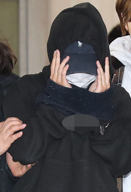 홍익대 남성 누드모델의 나체를 몰래 찍어 워마드에 유포한 뒤 증거를 인멸한 혐의를 받고 있는 여성 모델 안모(25) 씨가 5월 12일 오후 서울 마포구 마포경찰서에서 나와 영장실질심사를 받기 위해 서부지방법원으로 이송되고 있다. [뉴스1]