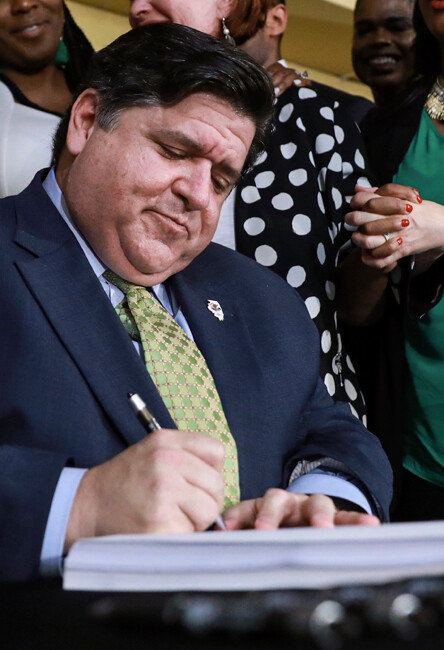 JB 프리츠커 미국 일리노이 주지사가 2019년 6월 25일 일리노이주에서 성인용 대마초를 합법화하는 법안에 서명하고 있다. [AP=뉴시스]