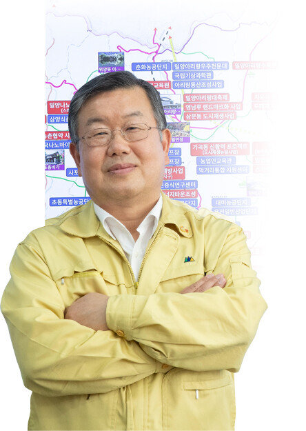 시장실에 마련된 스마트 현황판을 배경으로 포즈를 취한 박일호 밀양시장.