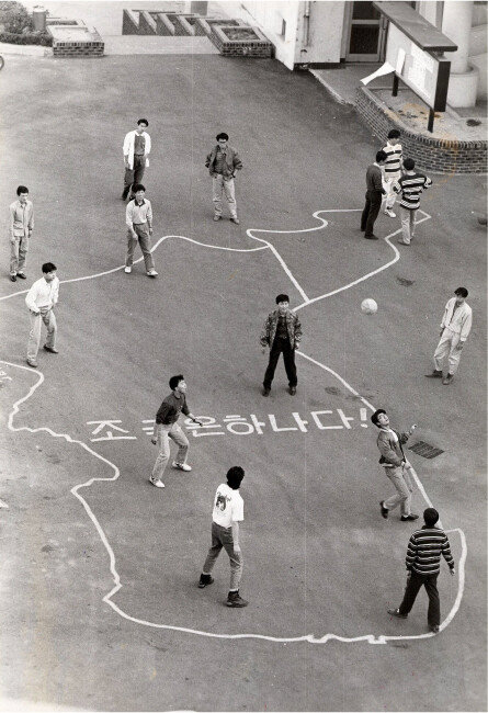 1992년 대학생들이 ‘조국은 하나다’라고 쓰인 한반도 지도 모양 코트에서 족구를 즐기고 있다. 노태우 정권의 북방정책은 한반도에 평화 분위기를 조성했다. [동아DB]