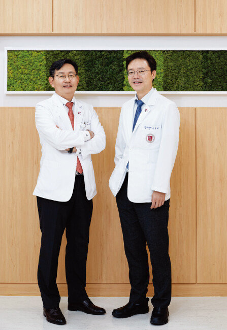 유방암 치료 협진 콤비로 나선 고대안암병원 유방센터장 정승필 교수(오른쪽)와 성형외과장 윤을식 교수. [홍중식 기자]
