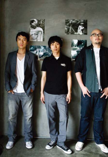 2009년 3인조 시절의 ‘언니네 이발관’.왼쪽부터 이석원, 이능룡, 전대정. [뉴시스]