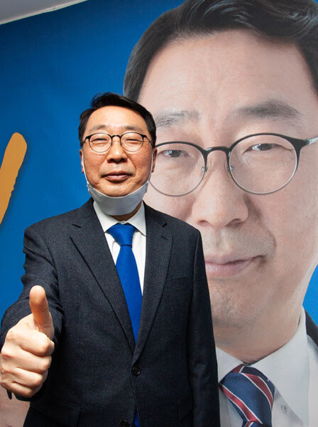 4월 15일 윤영찬 더불어민주당 경기 성남중원 후보가 선거사무소에서 승리를 자신하며 엄지를 들어보이고 있다. [조영철 기자]