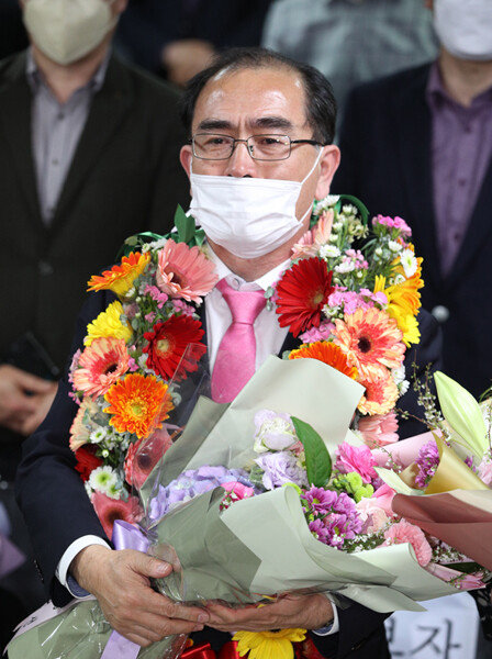 태구민 21대 총선 미래통합당 서울 강남갑 후보가 4월 16일 새벽 자신의 선거사무실에서 당선이 확실해진 후 애국가를 부르고 있다. [뉴스1]