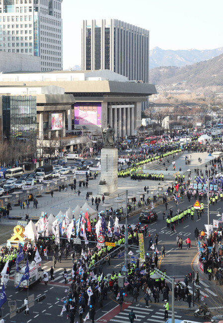 3월 1일 서울 광화문광장에 박근혜 전 대통령 탄핵 무효를 주장하는 태극기 집회 참가자들이 모여 있다. [양회성 동아일보 기자]