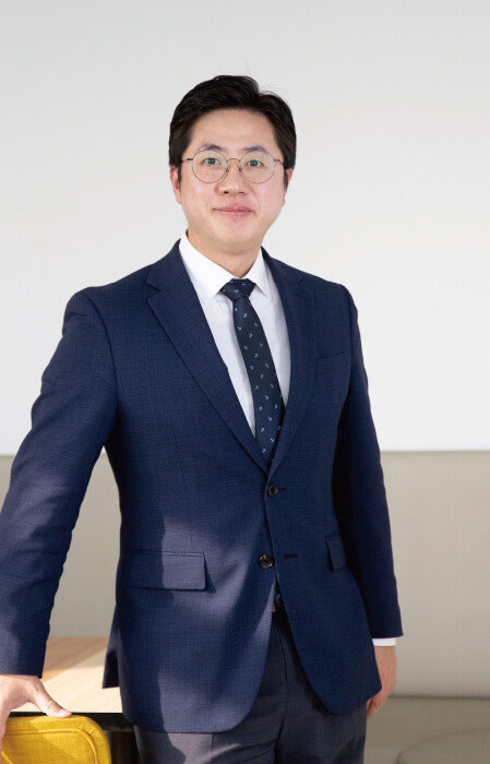 11월 9일 ‘신동아’와 인터뷰 전 사진 촬영을 위해 포즈를 취한 이동학 전 더불어민주당 최고위원. [지호영 기자]