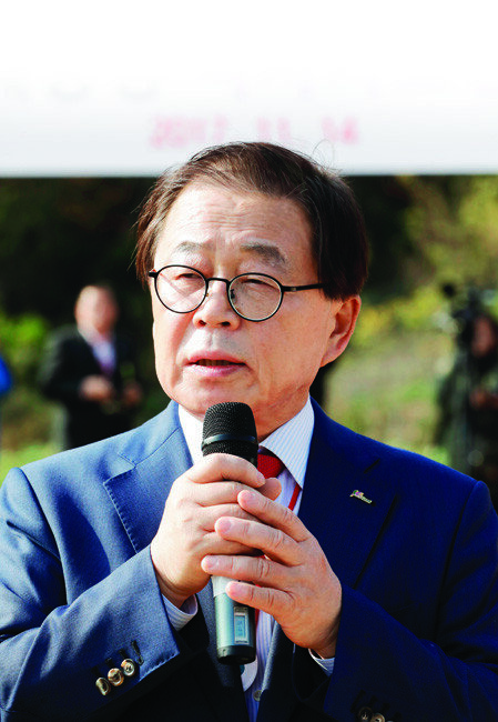 “나도 시정을 운영하다 보면 
 큰 결단을 내려야 하는 순간이 있는데,
 그럴 때마다 ‘박정희 전 대통령이라면 
 어떻게 할까’라고 자주 되묻곤 한다. 
 조금 시간이 걸리더라도 당장 눈앞에 
 있는 이익을 좇지 않고 후손에게 
 이득이 되는 게 무엇인지를 고민한다.” [박해윤 기자]