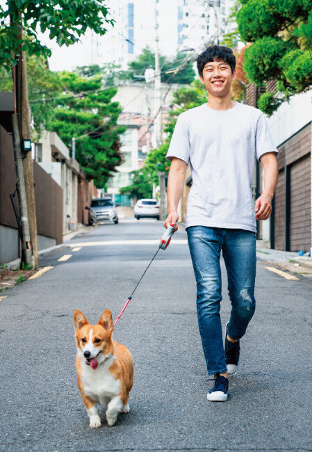 사회화 시기 반려견이 다양한 경험을 할 수 있는 가장 좋은 방법은 산책이다. [GettyImages]
