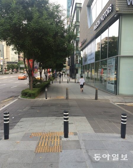 間隔の狭いボラード ベビーカーすら通れない 東亜日報
