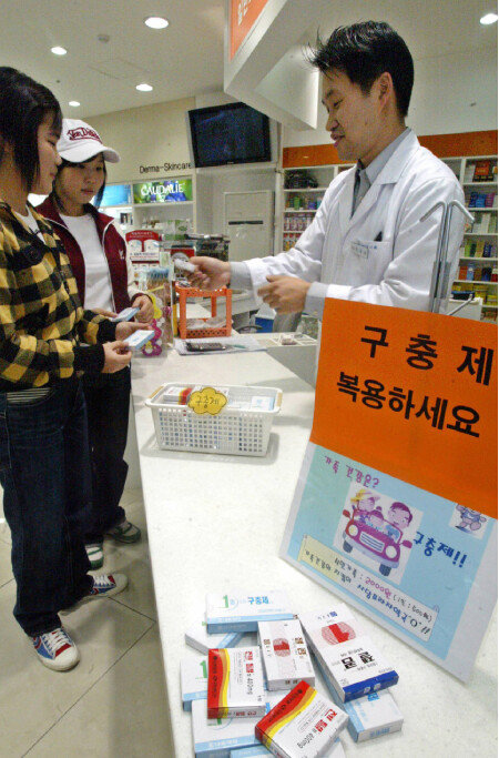 북한 오 하사의 귀순을 계기로 구충제를 구매하는 국민이 늘었다. [동아DB]