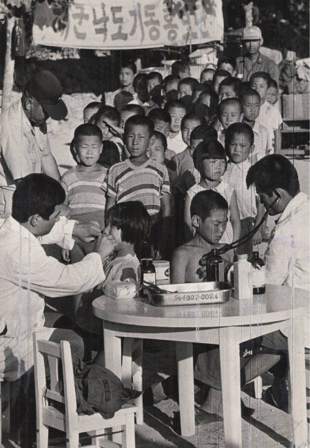 1970년대 공중보건의들이 기생충 박멸을 위해 순회 진료를 하고 있다. [동아DB]
