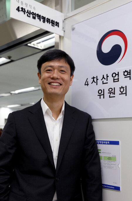 2017년 11월 30일 첫 성과물을 발표한 4차산업혁명위원회 장병규 위원장. [김성남 기자]