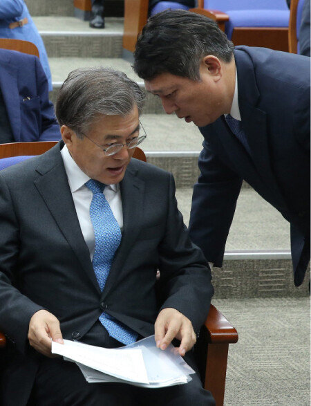 2015년 11월 9일 국회에서 문재인 새정치민주연합 대표와 최재성 의원이 대화하고 있다. [동아DB]