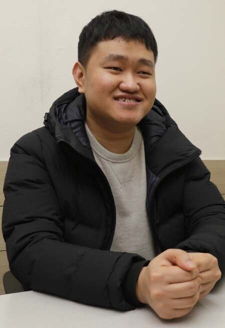 공장에서 금속 액세서리를 만들며 이야기를 지은 김동식 작가. [박해윤 기자]