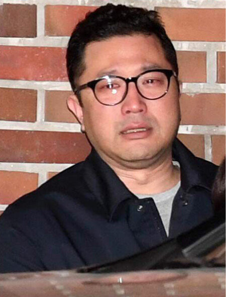 이명박 전 대통령의 아들 시형 씨가 3월 22일 구치소로 가는 이 전 대통령의 차량을 지켜보며 울먹이고 있다. [김재명 동아일보 기자]