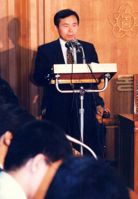 1993년 7월 20일 이인제 노동부 장관이 노동 현안을 언론에 브리핑하고 있다. [동아DB]