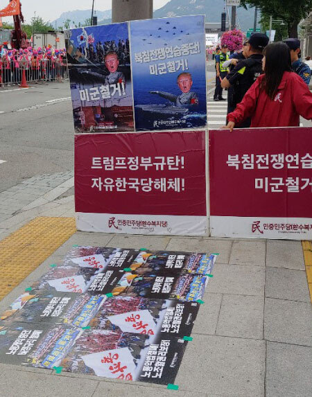 7월 3일 민주노총이 광화문광장에서 전국노동자대회를 개최한 가운데, 인근에 도널드 트럼프 미국 대통령을 비판하는 내용의 피켓이 보인다. [고재석 기자]