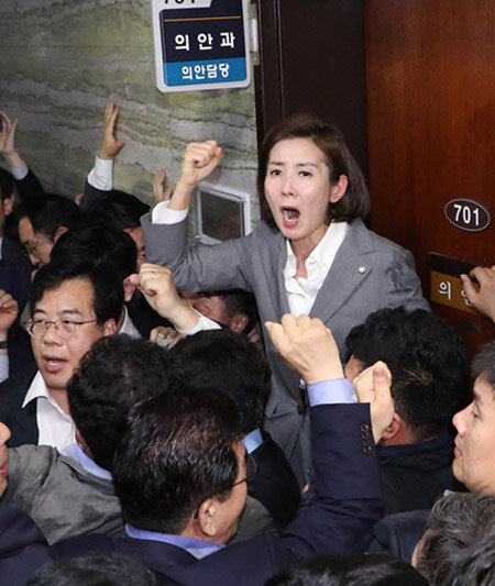 4월 25일 국회 의안과 앞에서 패스트트랙 법안 접수를 저지하는 나경원 자유한국당 원내대표. [안철민 동아일보 기자]