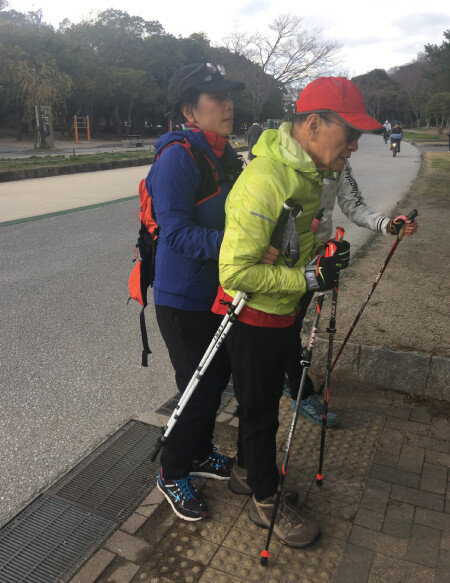 정만용 씨는 길을 걷다가 갑자기 몸이 얼어붙어 멈추는 일이 많다. 그럴 때면 아내 박옥영 씨가 뒤에서 그를 붙잡고 무릎을 쳐준다. 그러면 다시 걸을 수 있게 된다.