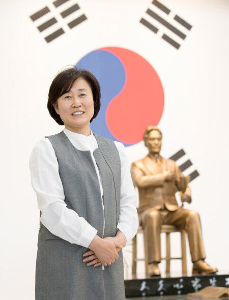 서울 양재동 매헌윤봉길의사기념관에서 윤 의사 
동상을 배경으로 선 윤주경 의원. [지호영 기자]